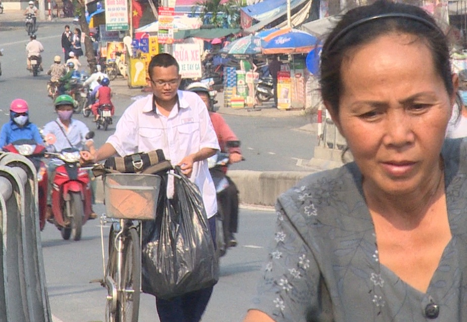 Nam sinh ngheo luom ve chai tren duong di hoc hinh anh