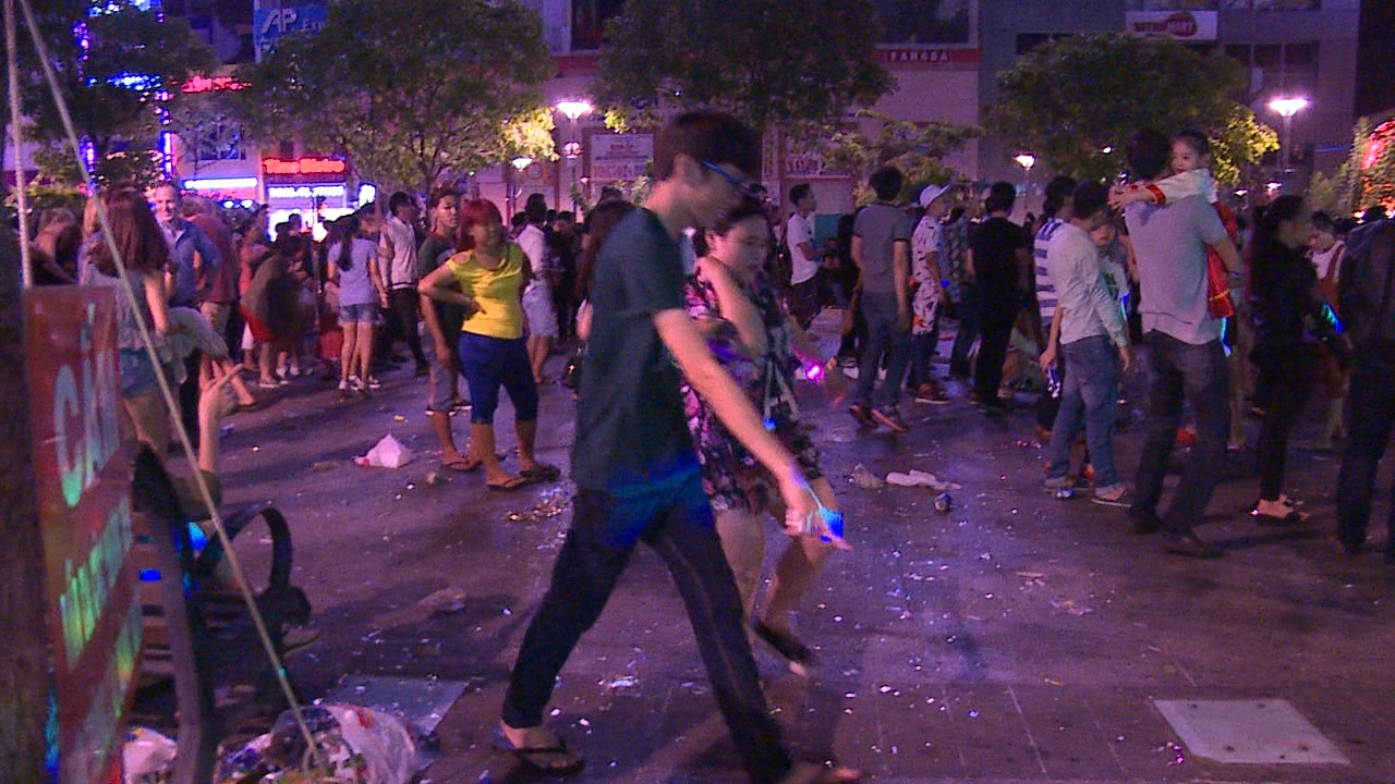 Rac khap noi sau le hoi don nam moi o pho di bo Nguyen Hue hinh anh