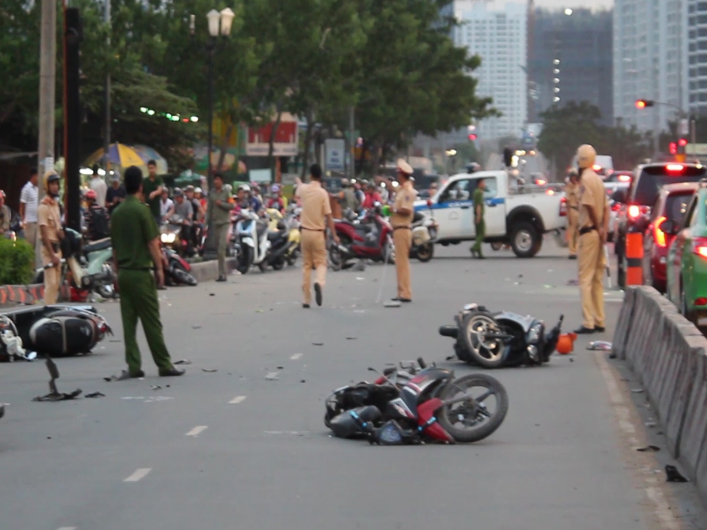 Hien truong oto tong 8 xe may o Sai Gon hinh anh