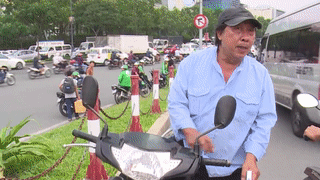 Xe om truyen thong - cong nghe tranh khach o Tan Son Nhat hinh anh