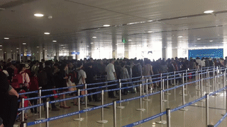 Chen lan, vuot rao de lam thu tuc o san bay Tan Son Nhat hinh anh