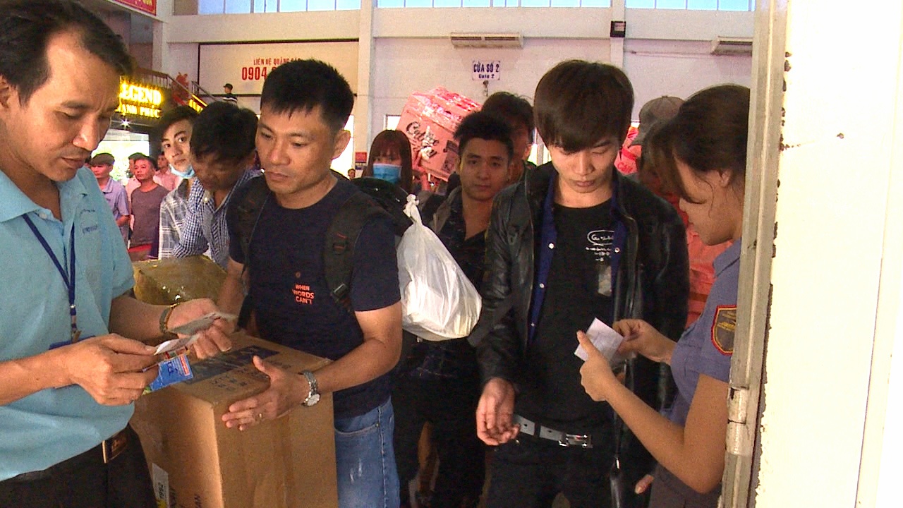 Nguoi lao dong xa xu nao nuc len tau ve que don Tet hinh anh