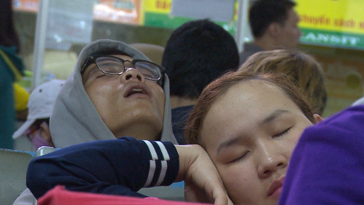 Hanh khach nam va vat hang gio o ben xe mien Dong hinh anh