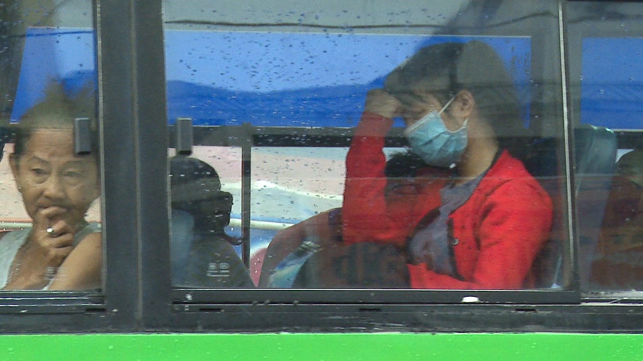 Nguoi dan ve que don Tet bi ket cung sau con mua hinh anh