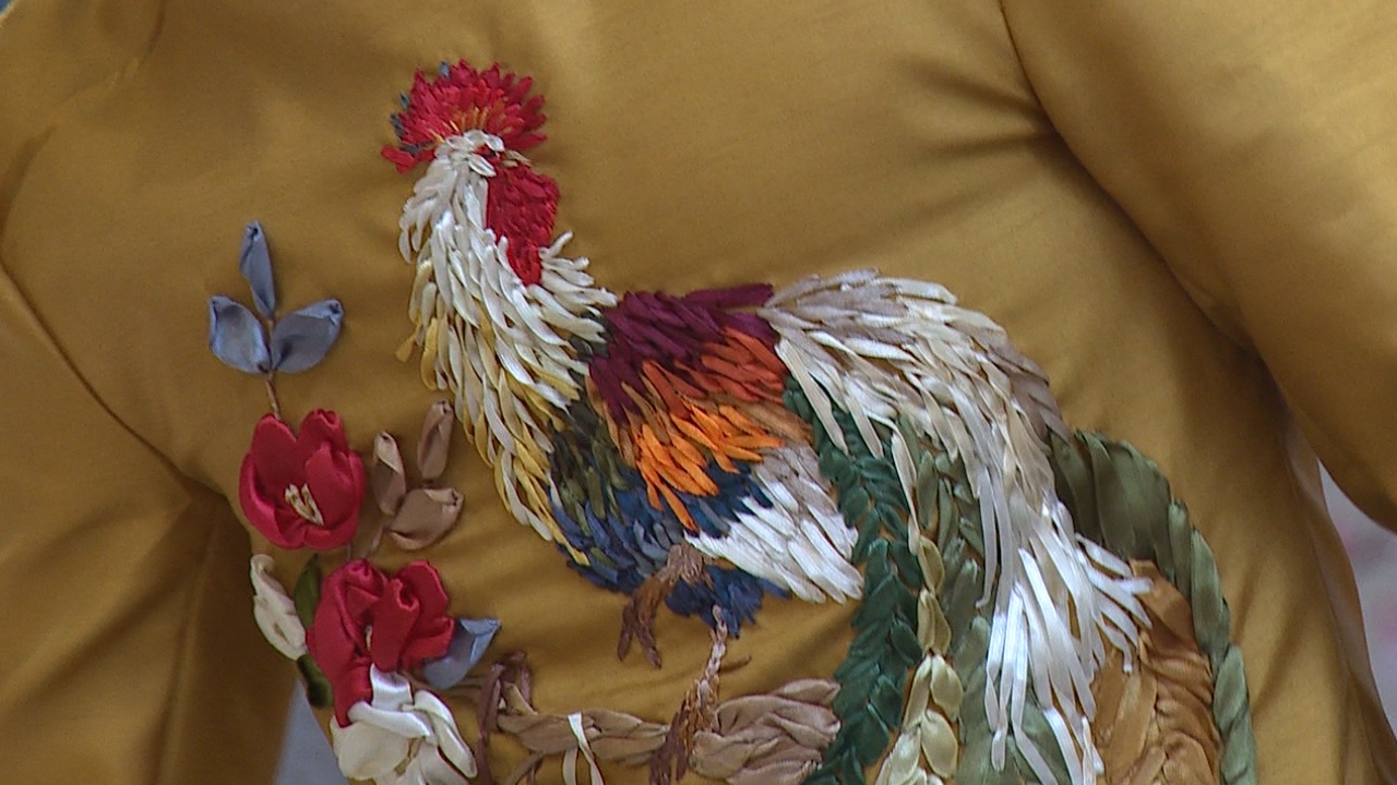 Co gai tao nghe thuat hinh ga 3D tren ao dai dip Tet hinh anh