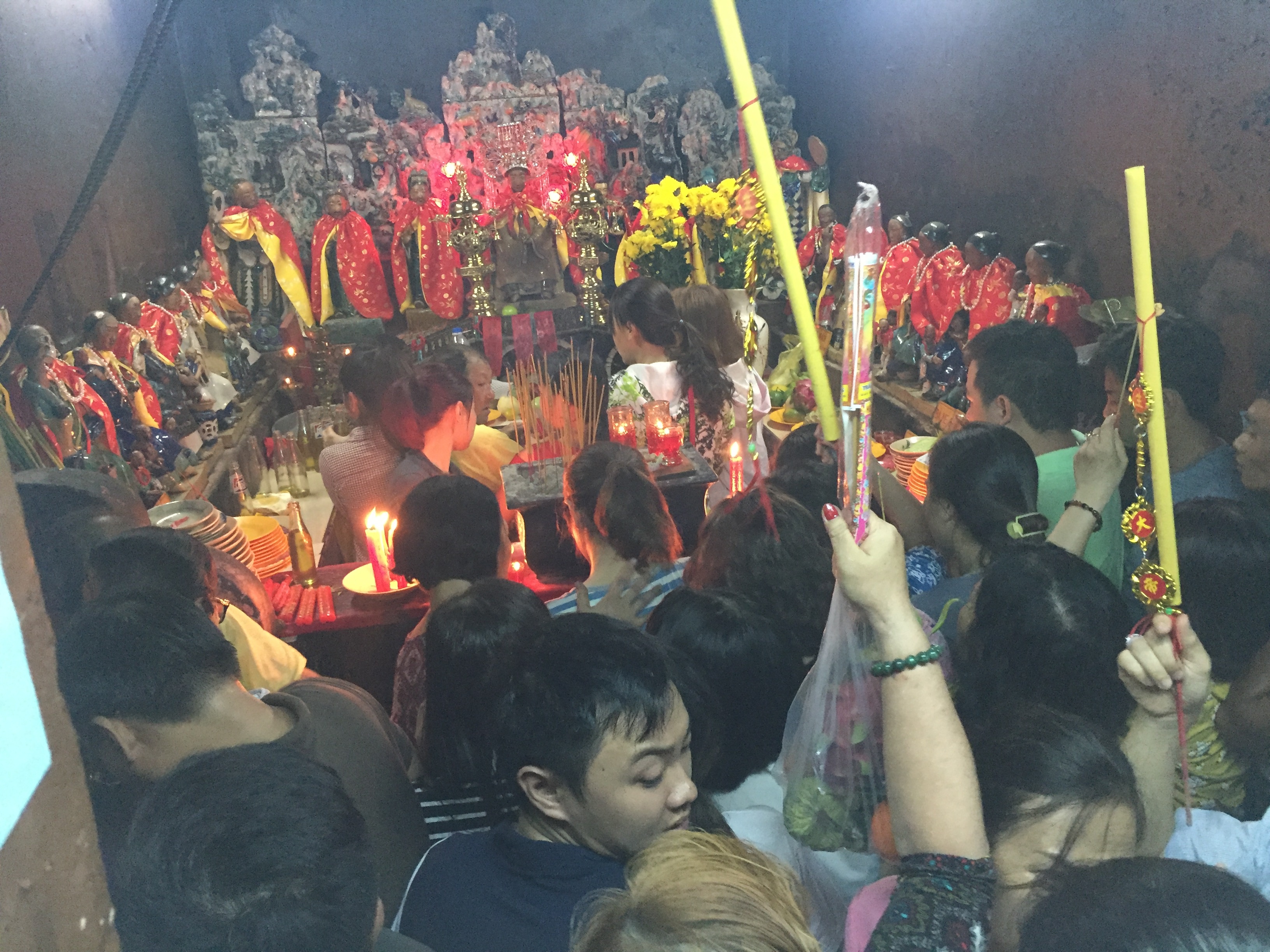 Dong nguoi lam le o chua Ngoc Hoang hinh anh