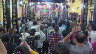 Chen chan thap nhang chua Ba Thien Hau giua dem hinh anh