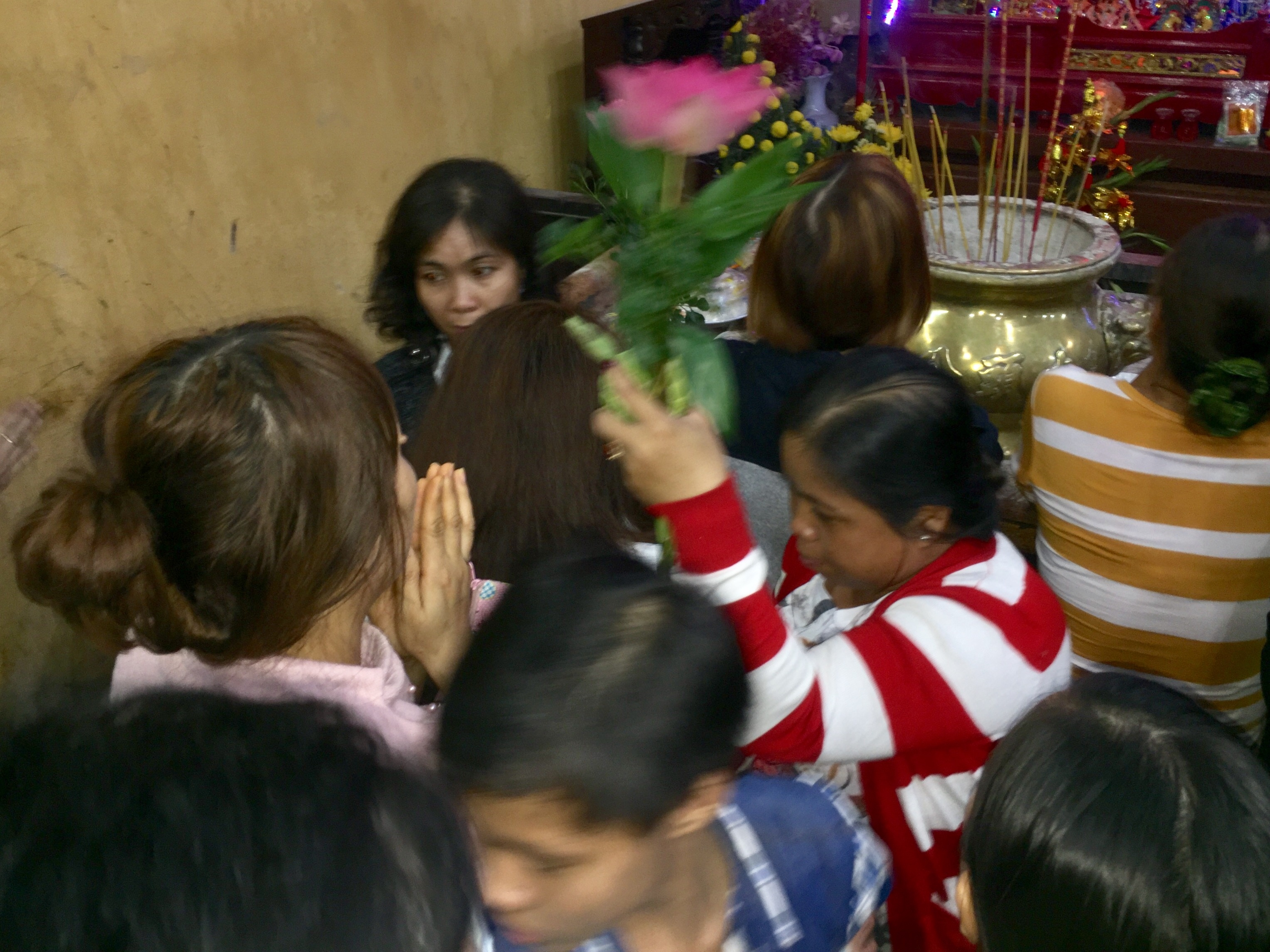 Chua Ba Binh Duong don hang nghin nguoi luc nua dem anh 4