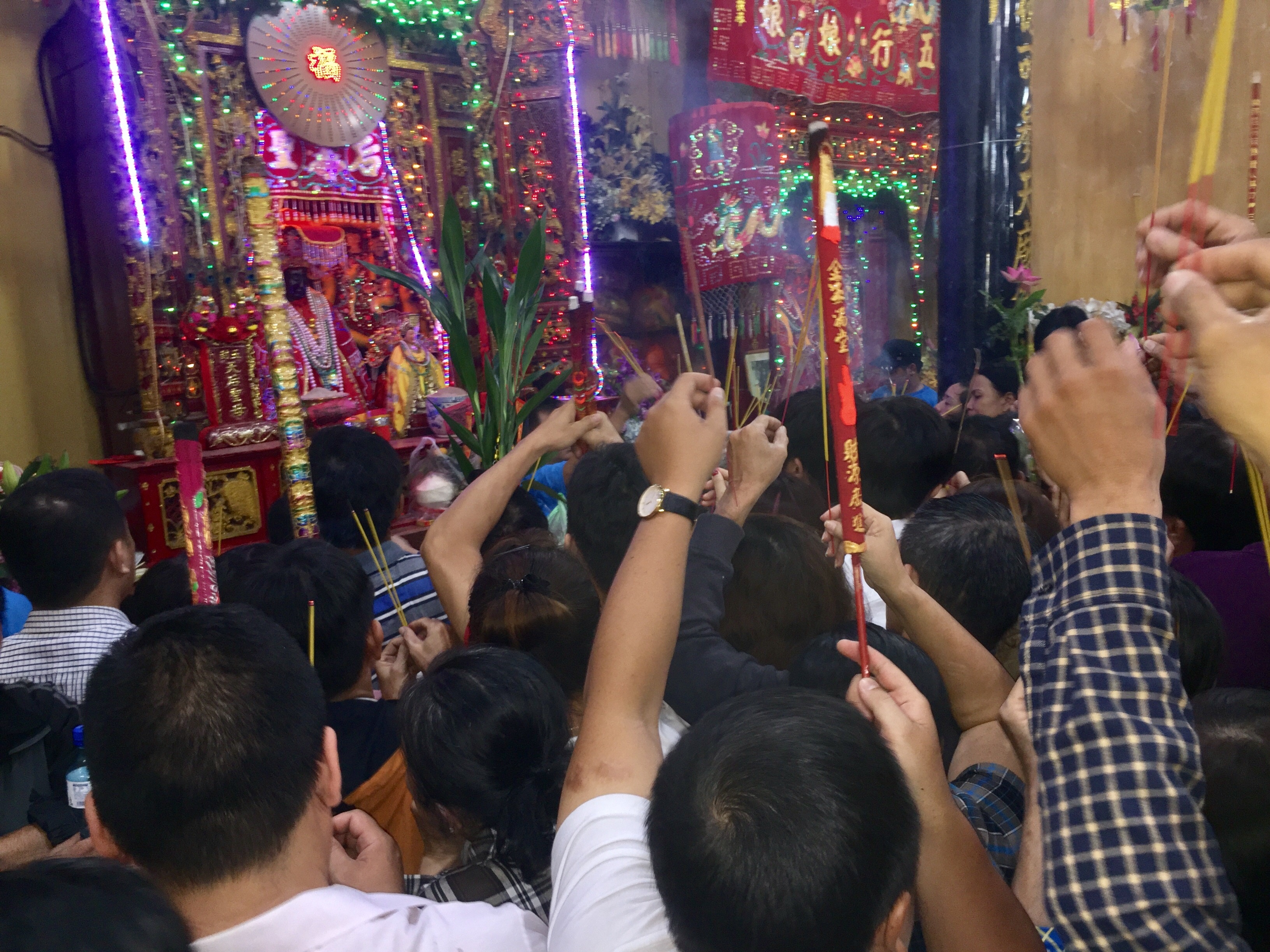 Chua Ba Binh Duong don hang nghin nguoi luc nua dem anh 8