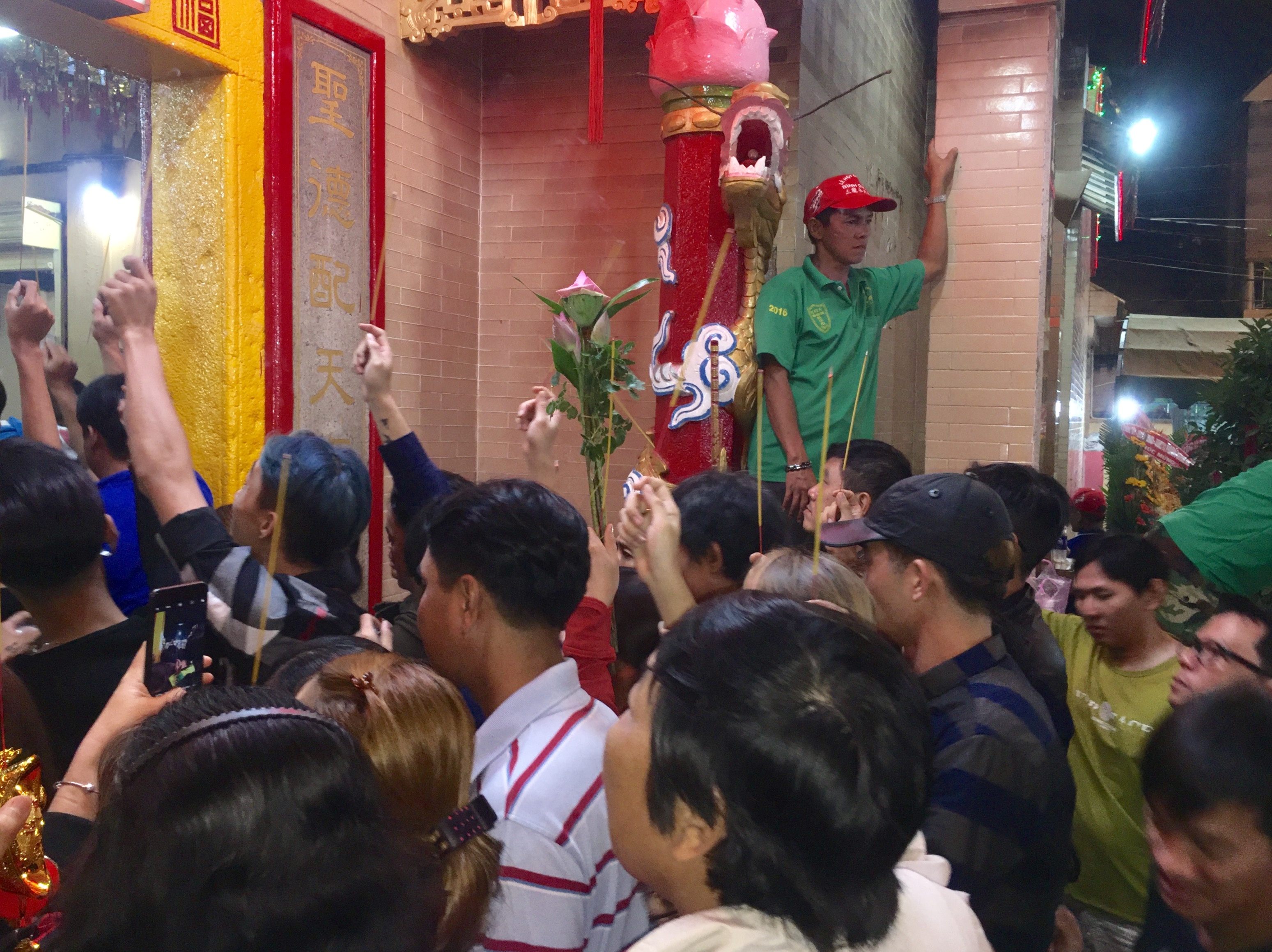 Chua Ba Binh Duong don hang nghin nguoi luc nua dem anh 7