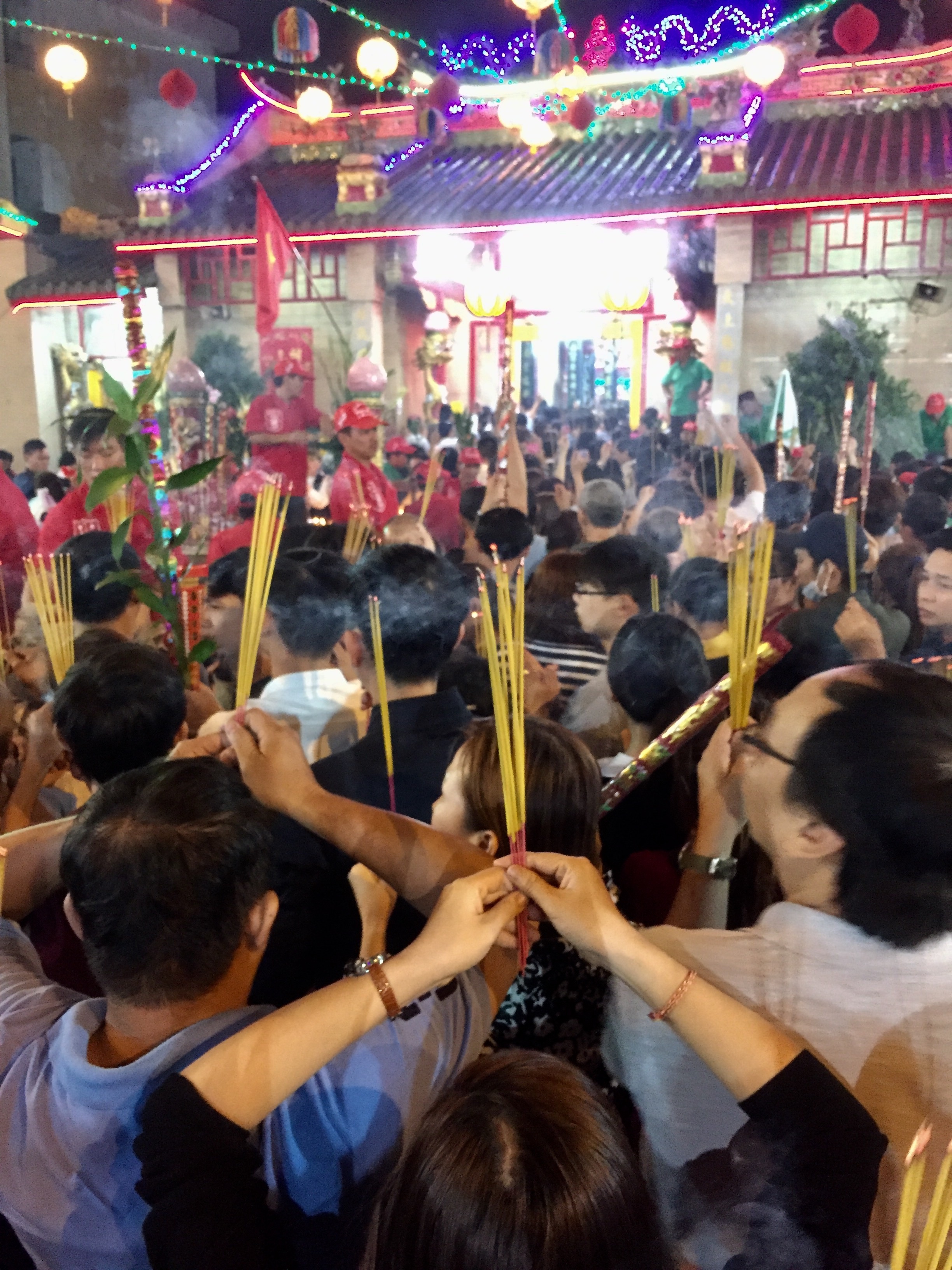 Chua Ba Binh Duong don hang nghin nguoi luc nua dem anh 11