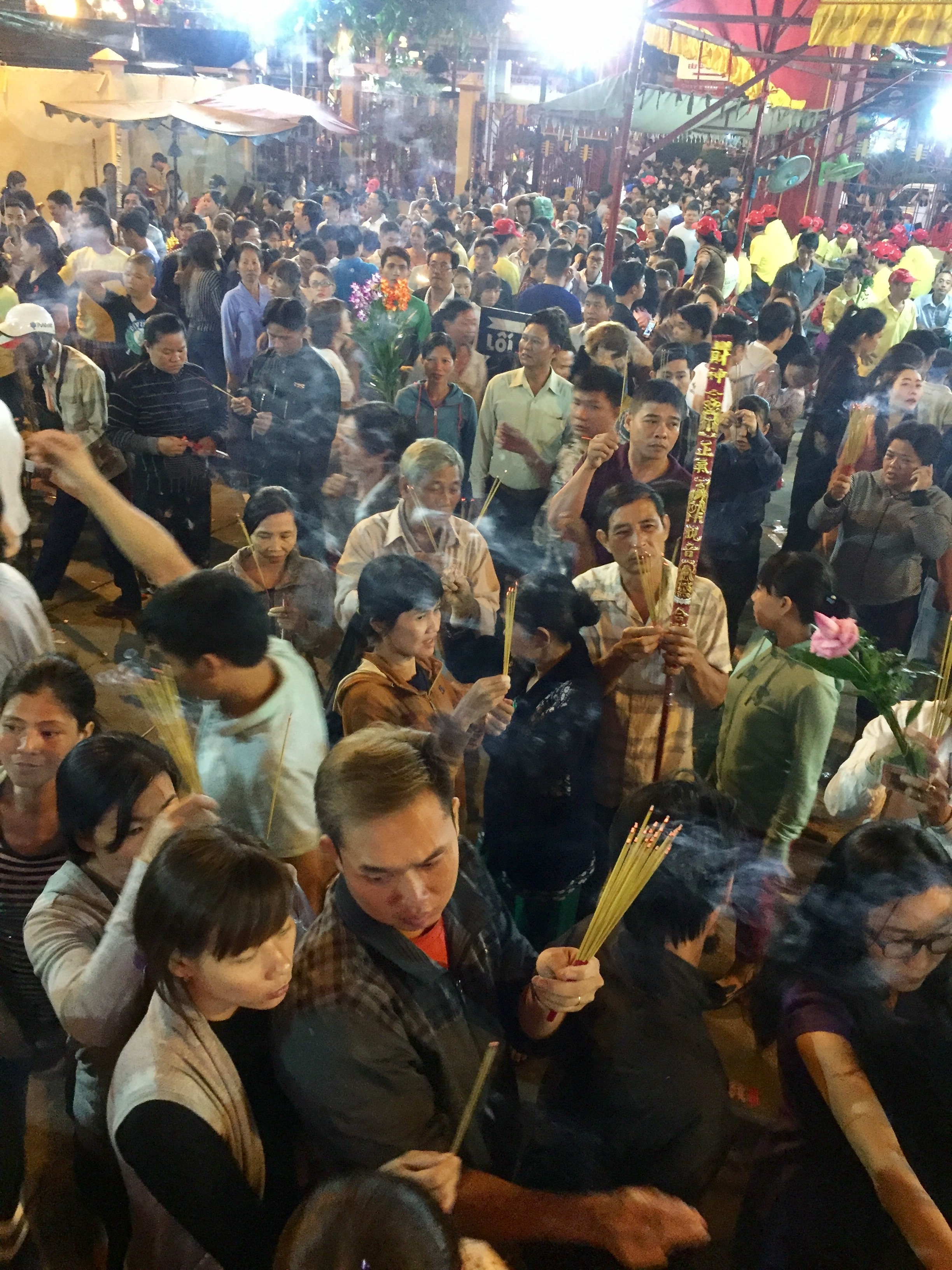 Chua Ba Binh Duong don hang nghin nguoi luc nua dem anh 1