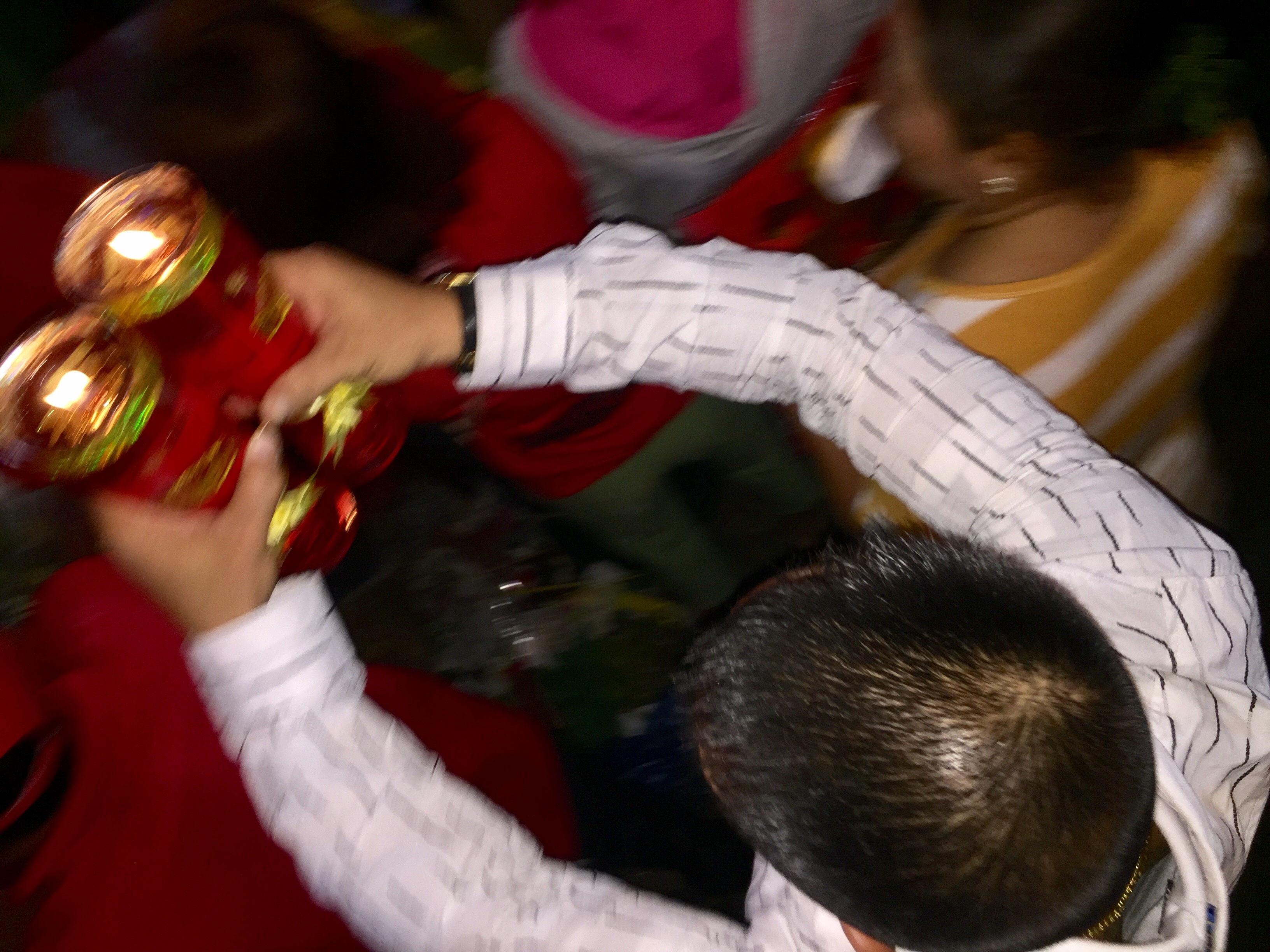 Hang nghin nguoi ve chua Ba thap nhang luc nua dem hinh anh