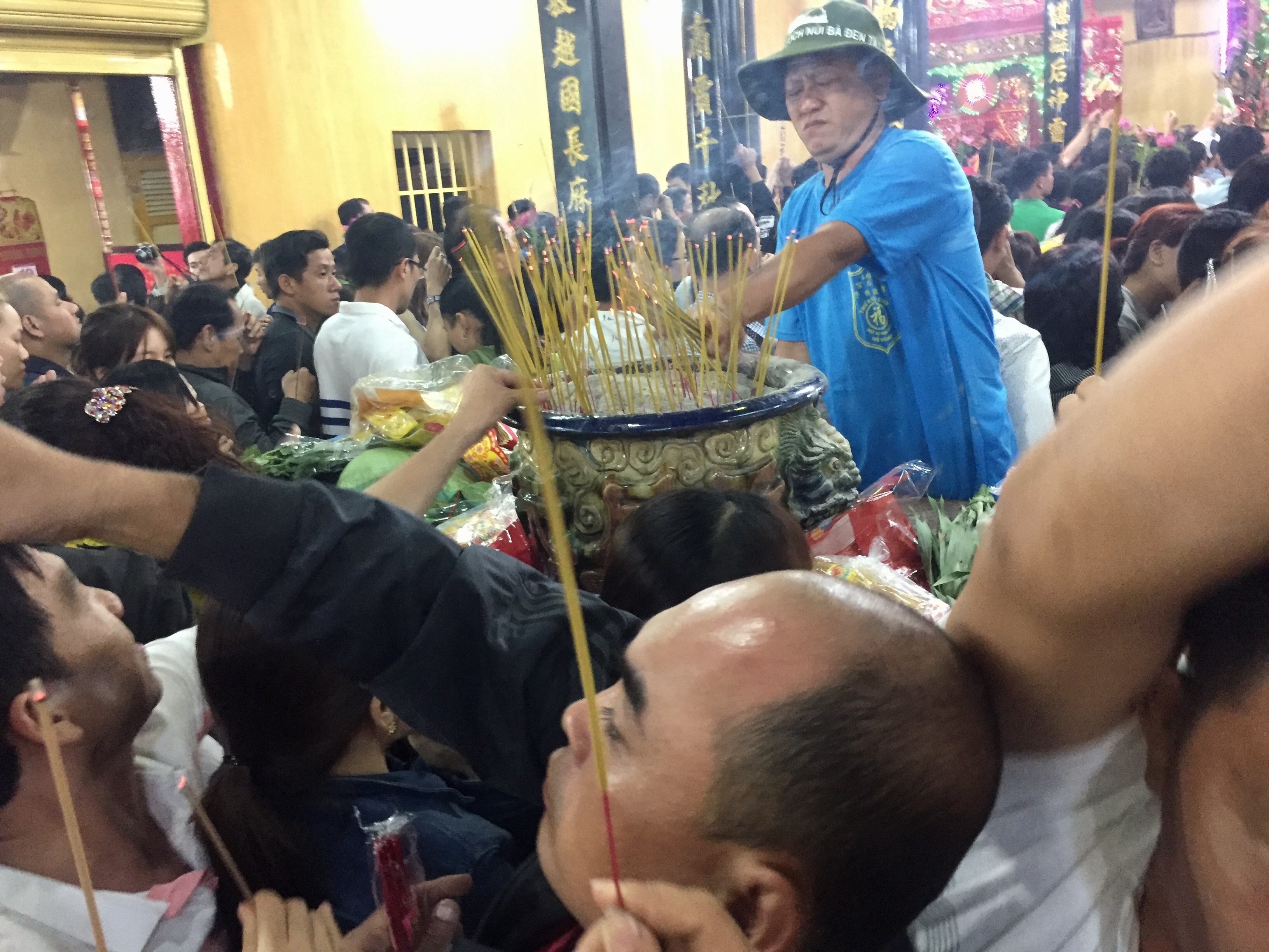 Chua Ba Binh Duong don hang nghin nguoi luc nua dem anh 5