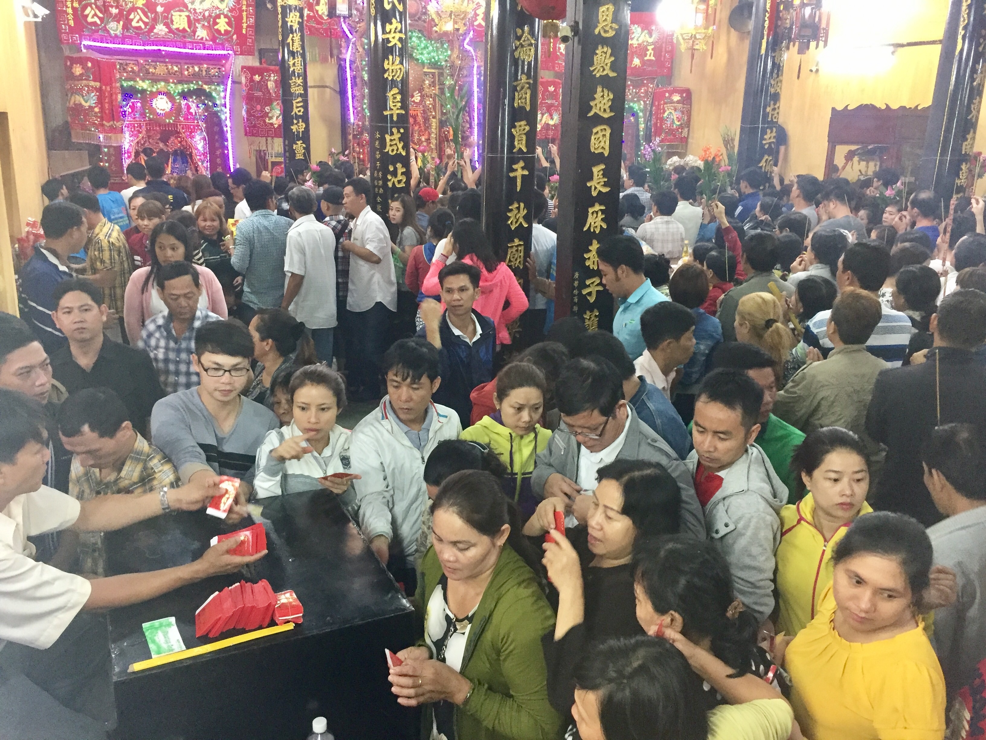 Chua Ba Binh Duong don hang nghin nguoi luc nua dem anh 3