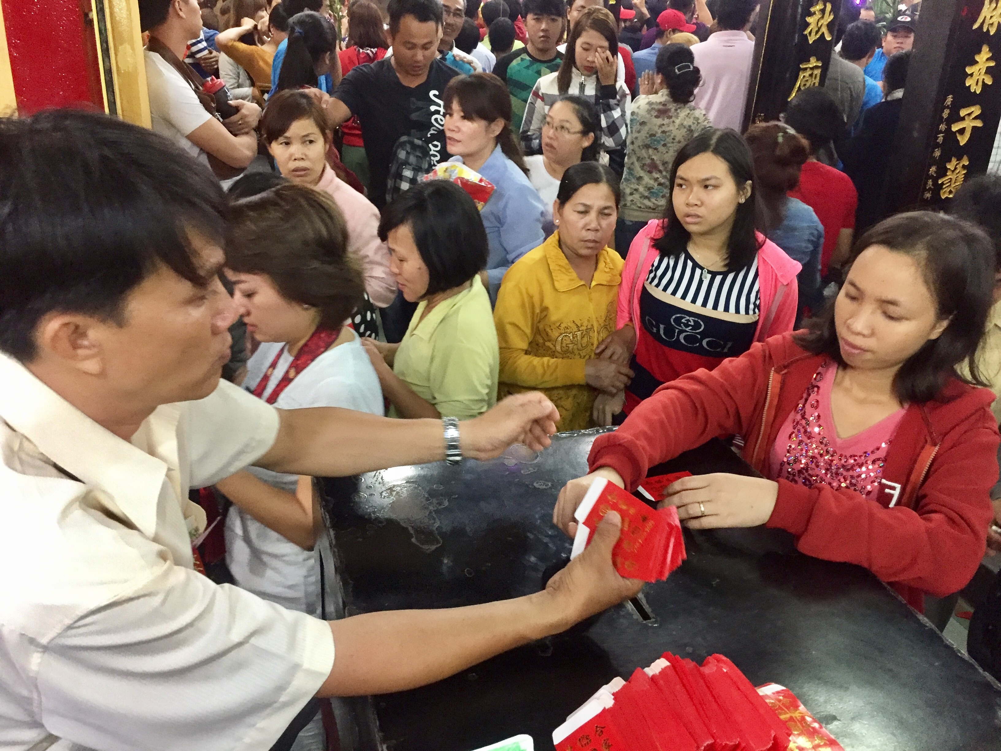 Chua Ba Binh Duong don hang nghin nguoi luc nua dem anh 9