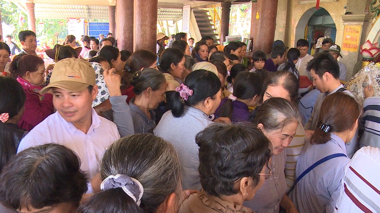 Ngoi chua lung chung nui thu hut hang nghin nguoi o Tay Ninh hinh anh