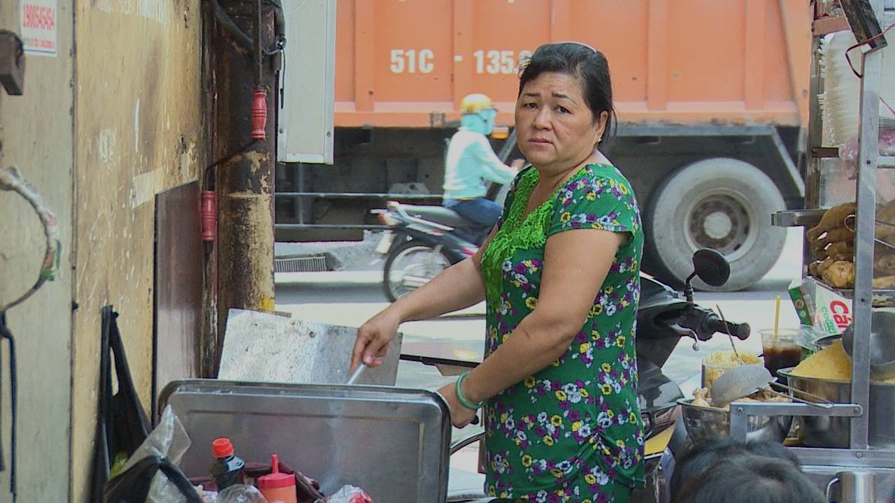 Dan pho Tay balo o Sai Gon 'khoc rong' lo via he bi dep hinh anh