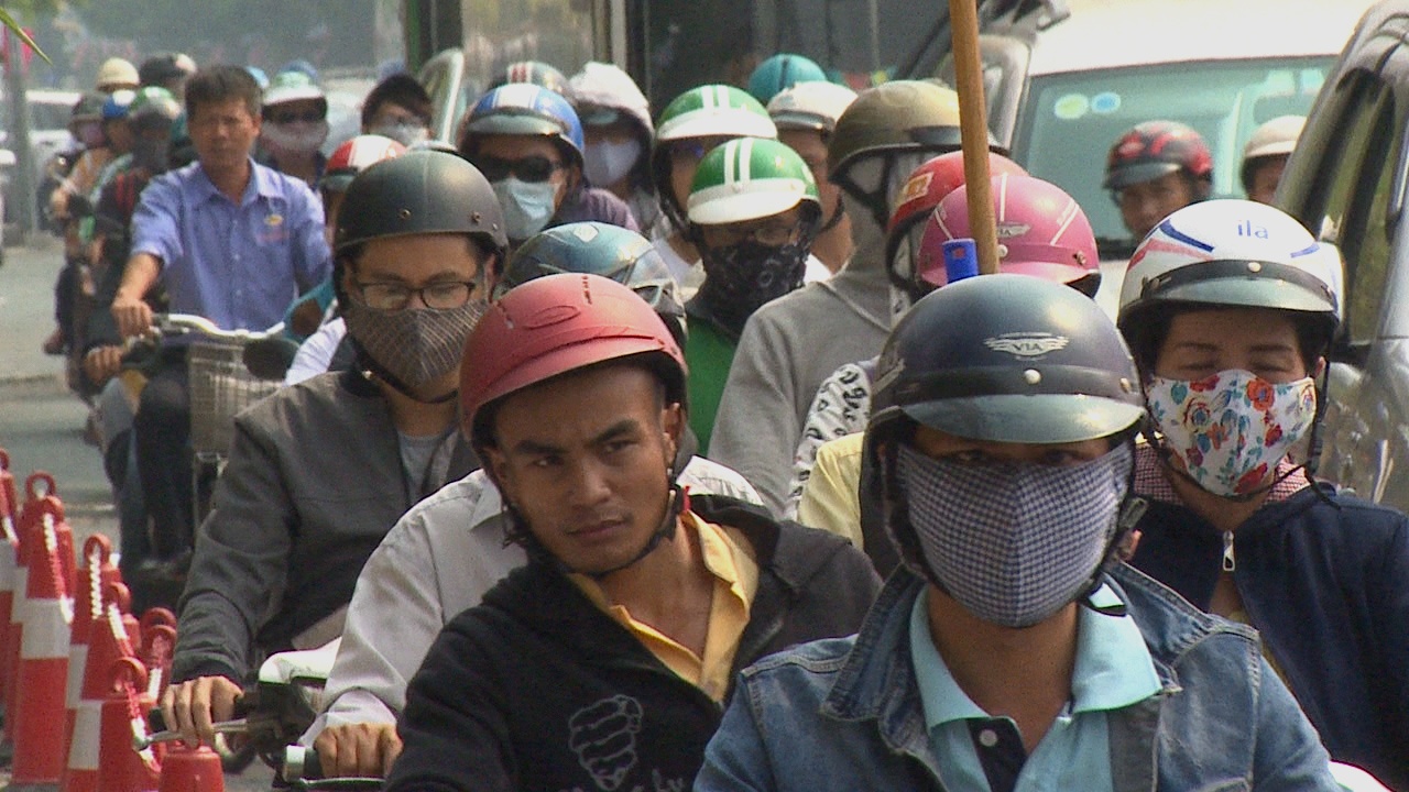 Xe co noi duoi nhau di chuyen qua lo cot o Tan Son Nhat hinh anh