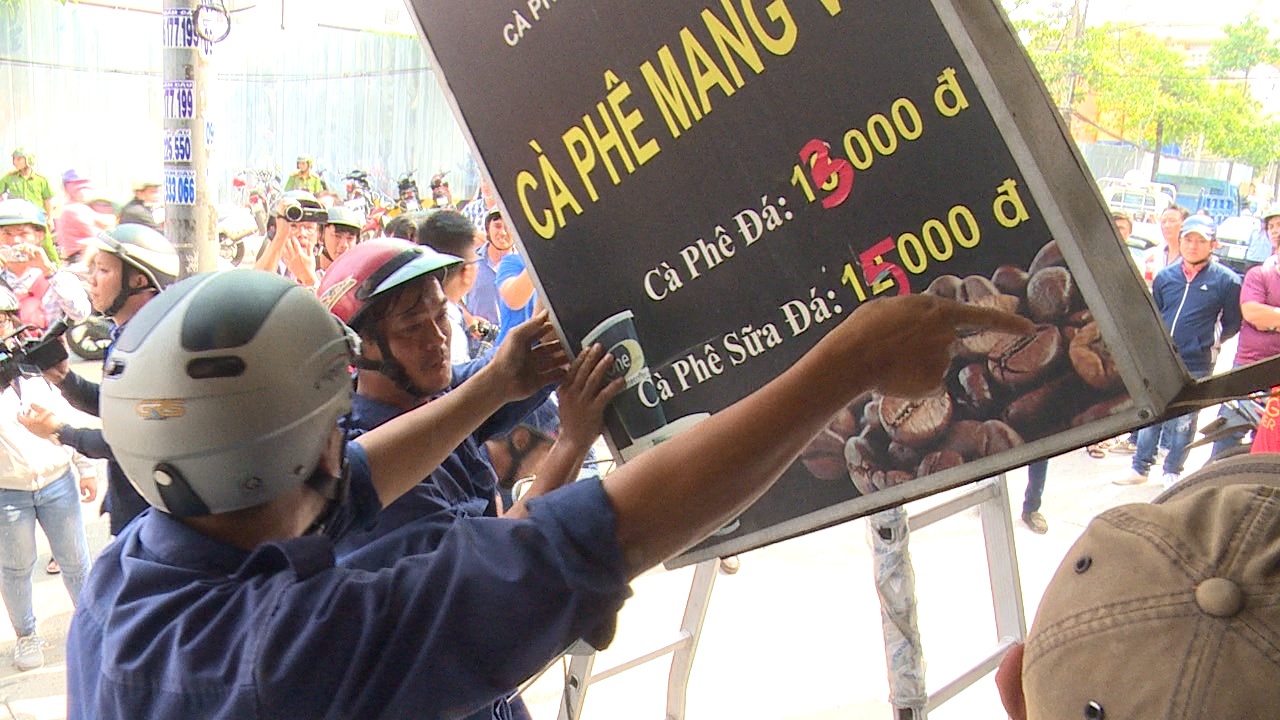 Dan quan 1 phan ung khi bi do mai che via he hinh anh