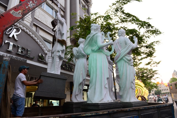 Cau 5 buc tuong lan chiem via he truoc khach san 4 sao hinh anh