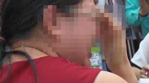 Me be gai 7 tuoi o Sai Gon uat nghen ke lai viec nghi con bi xam hai hinh anh