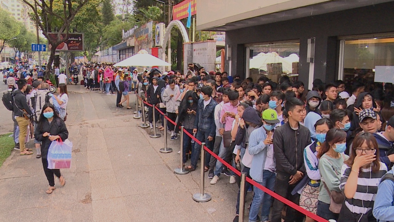 Xep hang nhieu gio cho mua giay ha gia 50% hinh anh