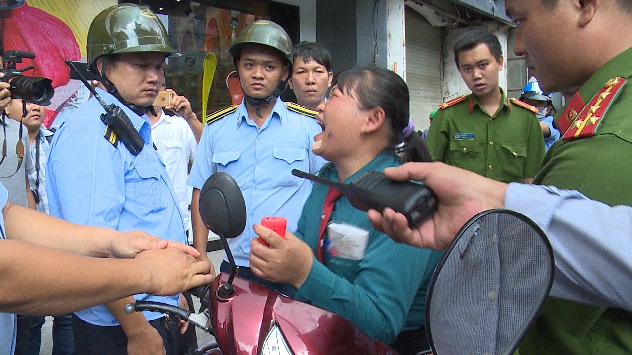 Nguoi vi pham khoc, giang co khi bi lap bien ban hinh anh
