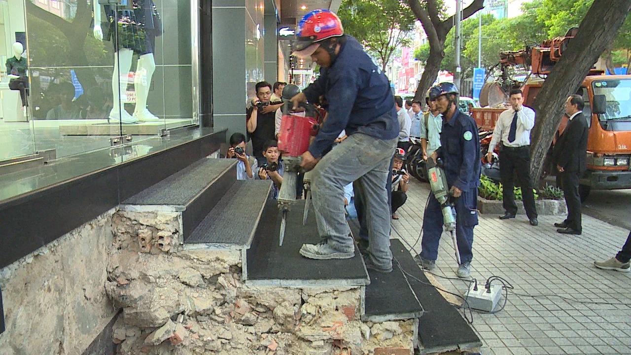 Quan 1 dap tam cap chiem via he o khach san 5 sao dau tien cua Sai Gon hinh anh