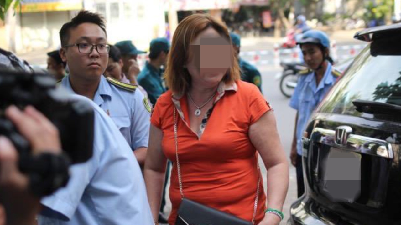 Khach yeu cau chu khach san dong phat khi dau xe chiem via he hinh anh