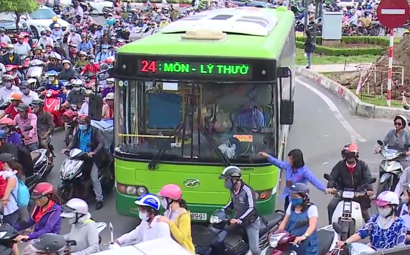 Nu phu xe 'ta xung huu dot' mo loi cho xe buyt ket giua vong xoay hinh anh