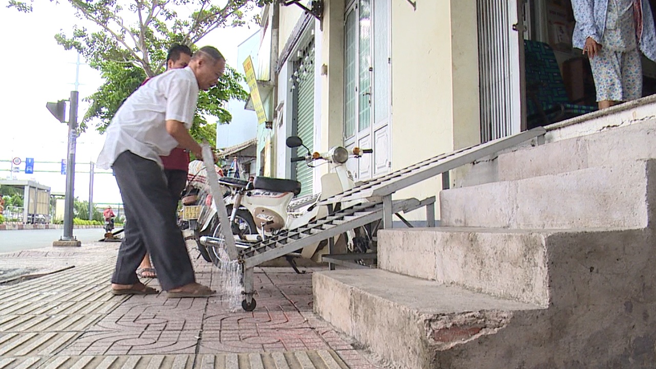 Nguoi Sai Gon dung bac tam cap 'di dong' phong ho truoc nha hinh anh