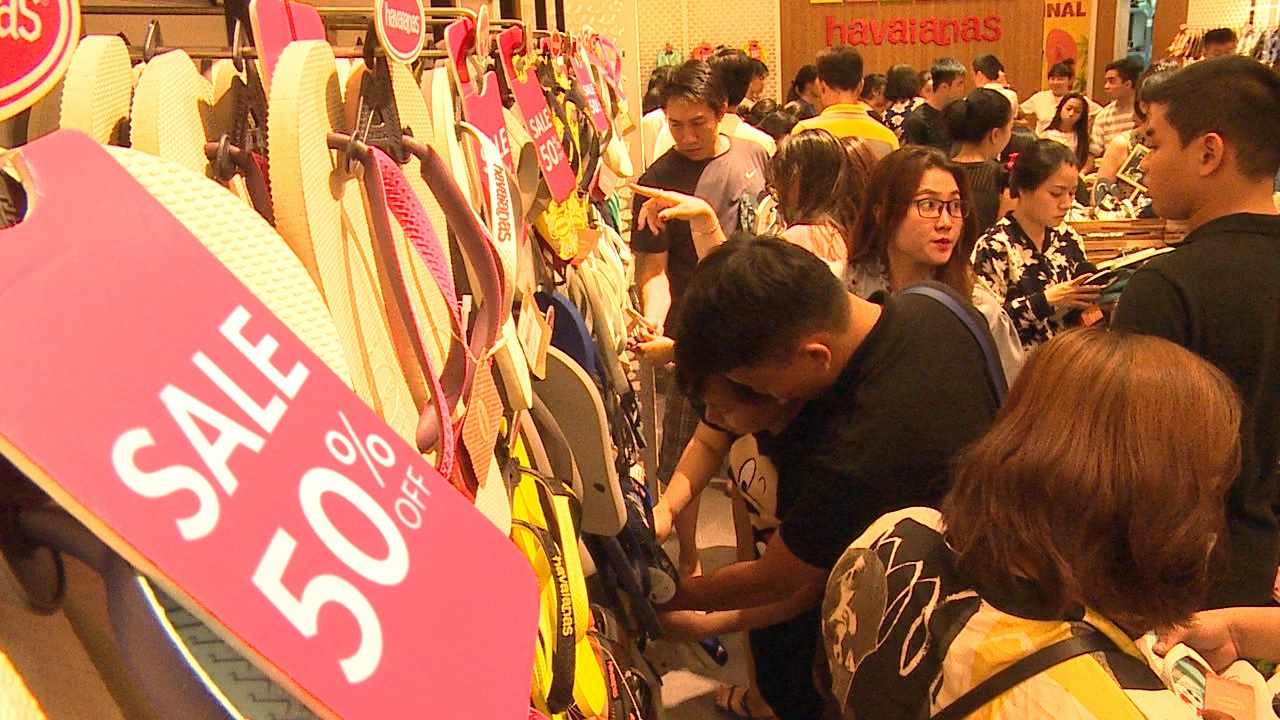 Nguoi Sai Gon chen nhau mua hang giam gia 50% giua dem hinh anh