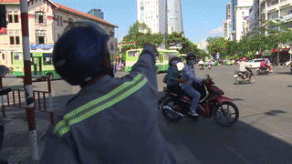 Hanh khach lung tung khi tram xe buyt lon nhat Sai Gon doi vi tri hinh anh