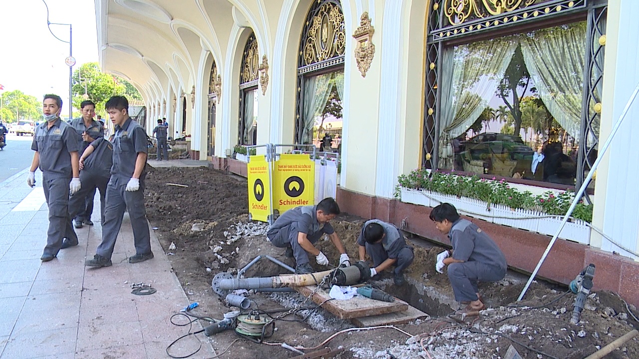 Pho Nguyen Hue ngon ngang gach da sau nhieu ngay don dep via he hinh anh