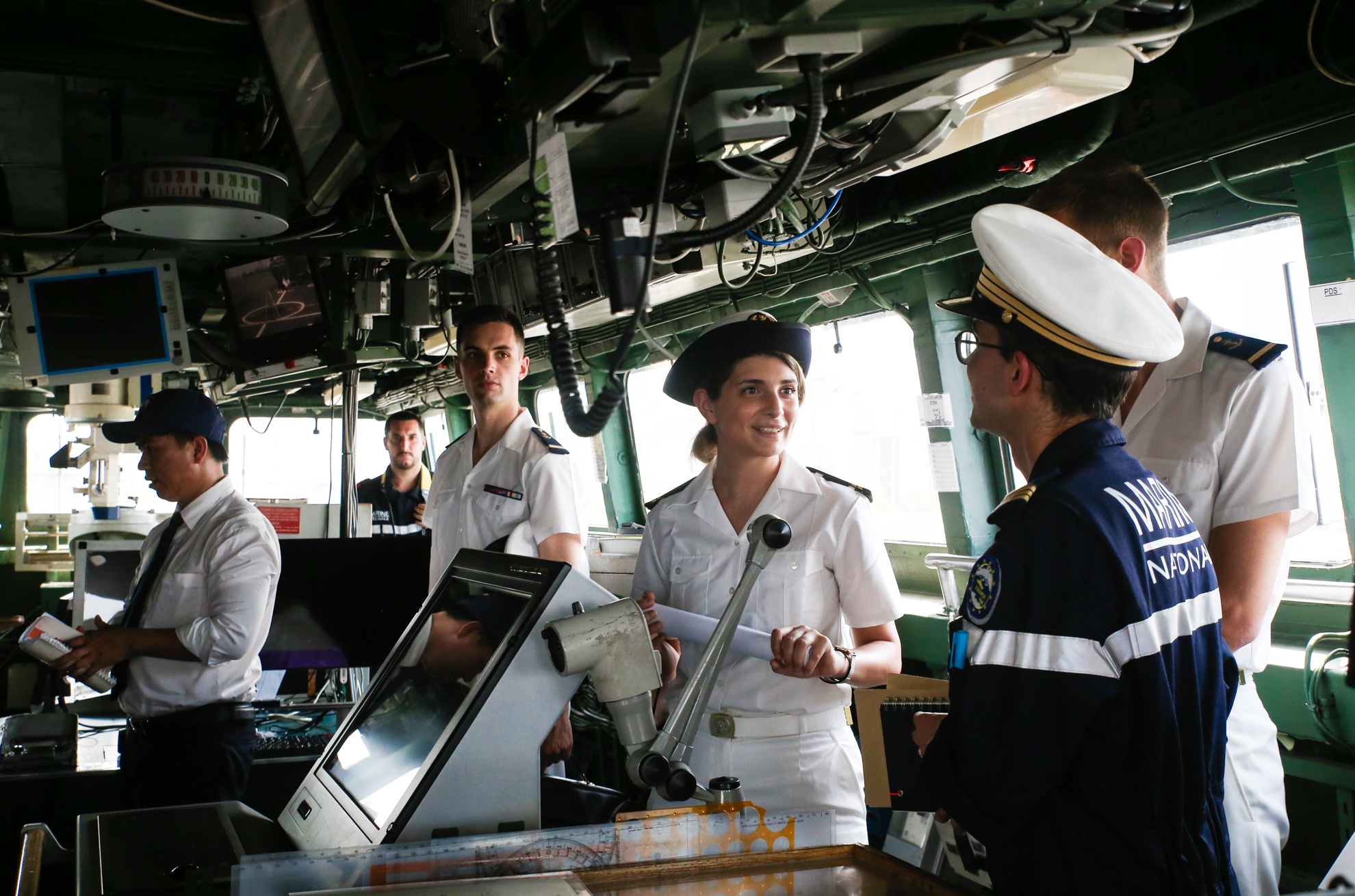 2 tau chien Phap ghe cang o TP. HCM hinh anh