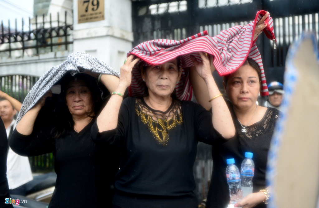 Dong nguoi dua tien nghe si Thanh Sang trong mua hinh anh
