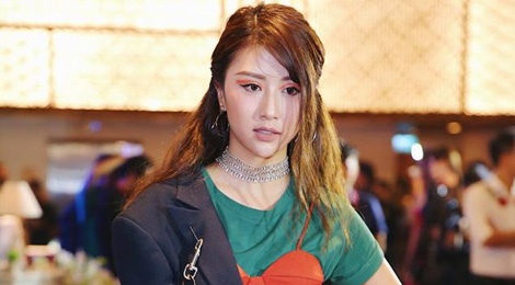 Nghe si Viet mac pha cach di xem thoi trang hinh anh