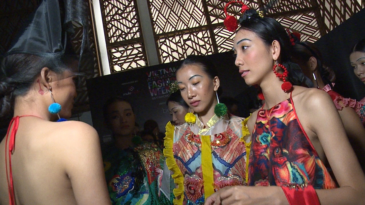 Hau truong tat bat cua nguoi mau tai Tuan le thoi trang hinh anh