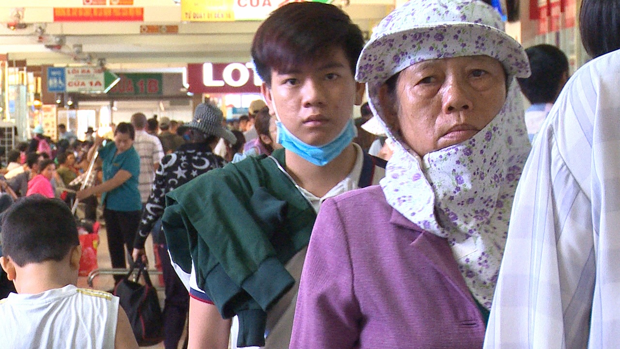 Gia tang manh dip le, nhieu nguoi khong mua duoc ve xe hinh anh