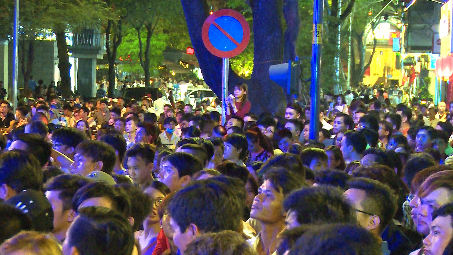 Bien nguoi 'nhay mua' o pho di bo Nguyen Hue toi 30/4 hinh anh