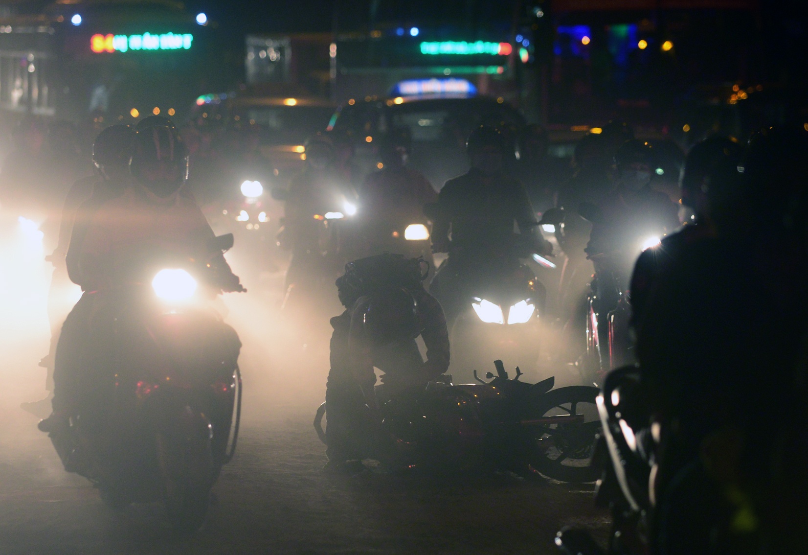 Xe di chuyen trong canh bui duong, un tac o Sai Gon hinh anh