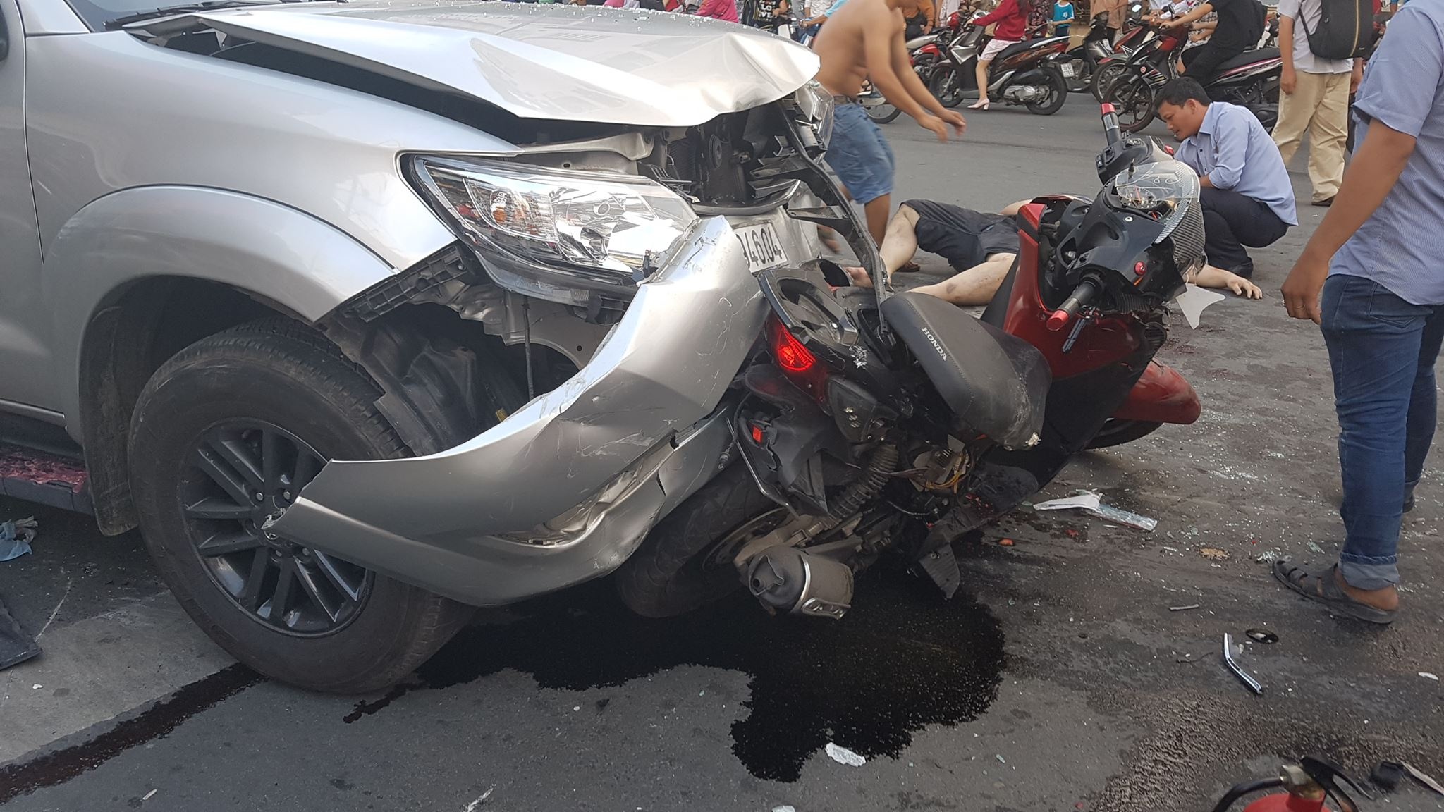 Hien truong vu xe tong lien hoan o Sai Gon hinh anh