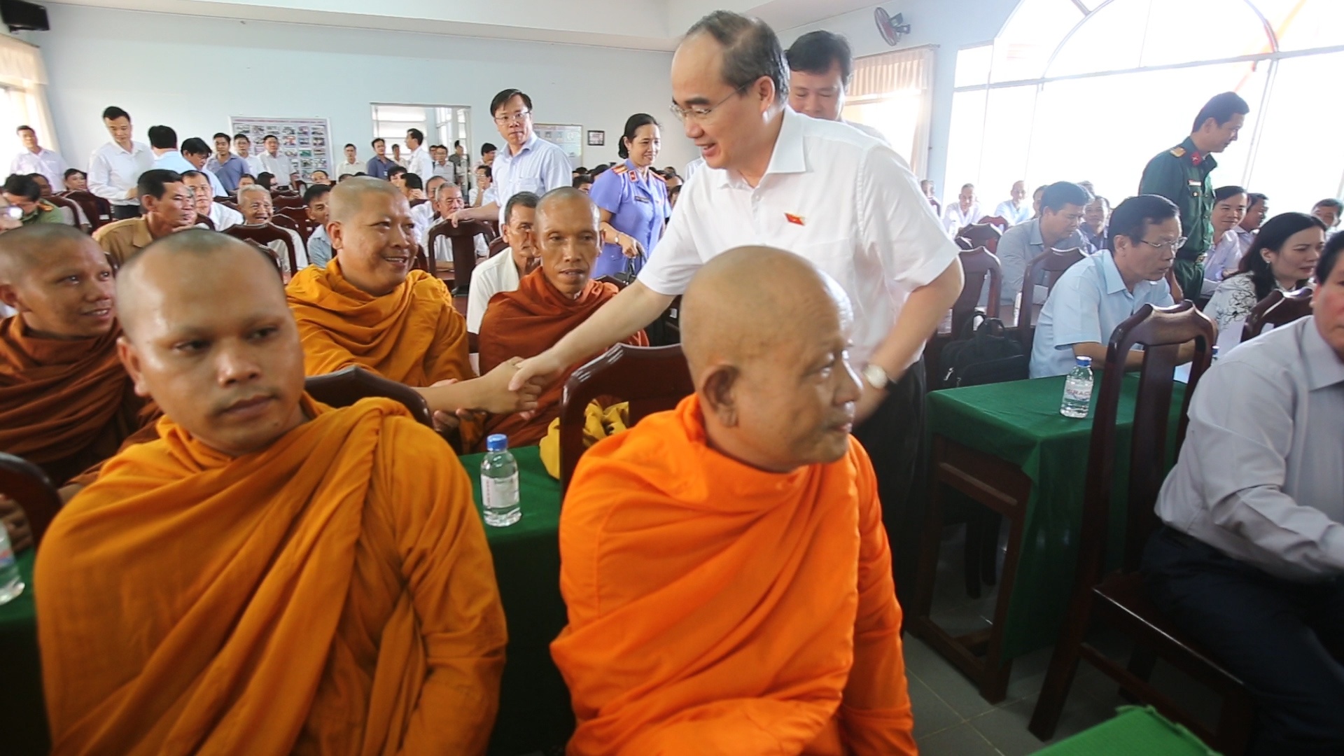 Ong Nguyen Thien Nhan tra loi cau hoi cu chi Tra Vinh hinh anh