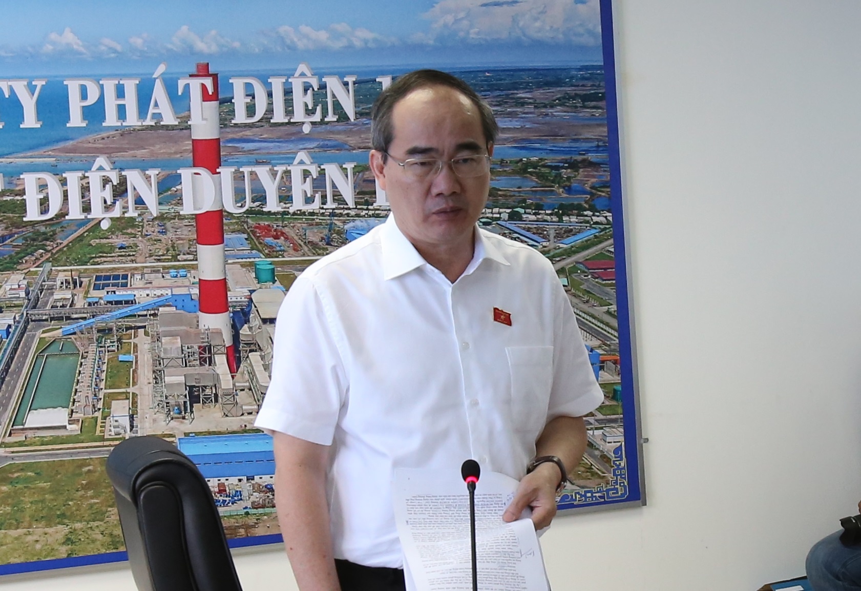 Bi thu Nguyen Thien Nhan thi sat nha may nhiet dien Duyen Hai hinh anh