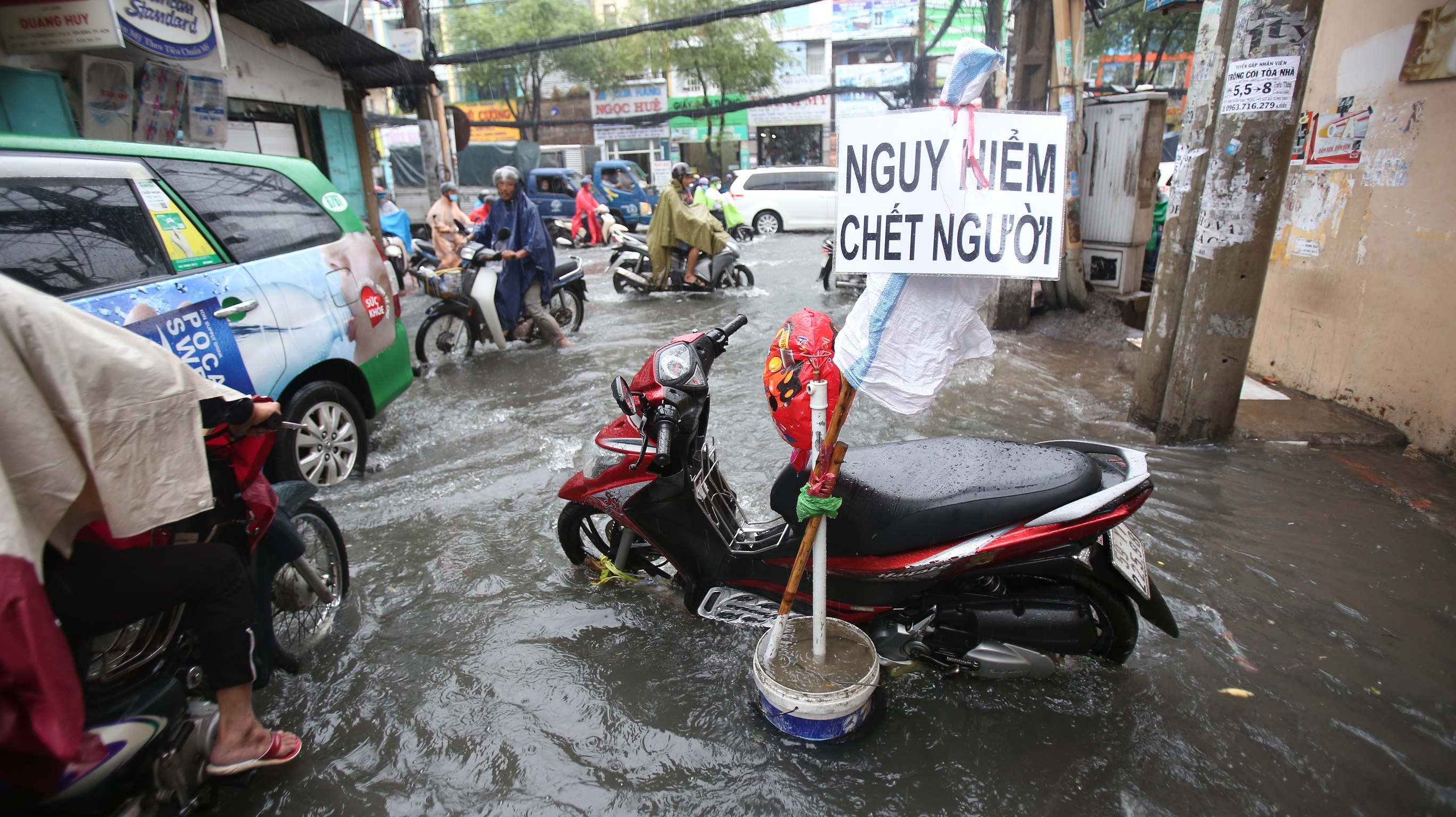 Dong nuoc chay xiet tren duong pho Sai Gon anh 2