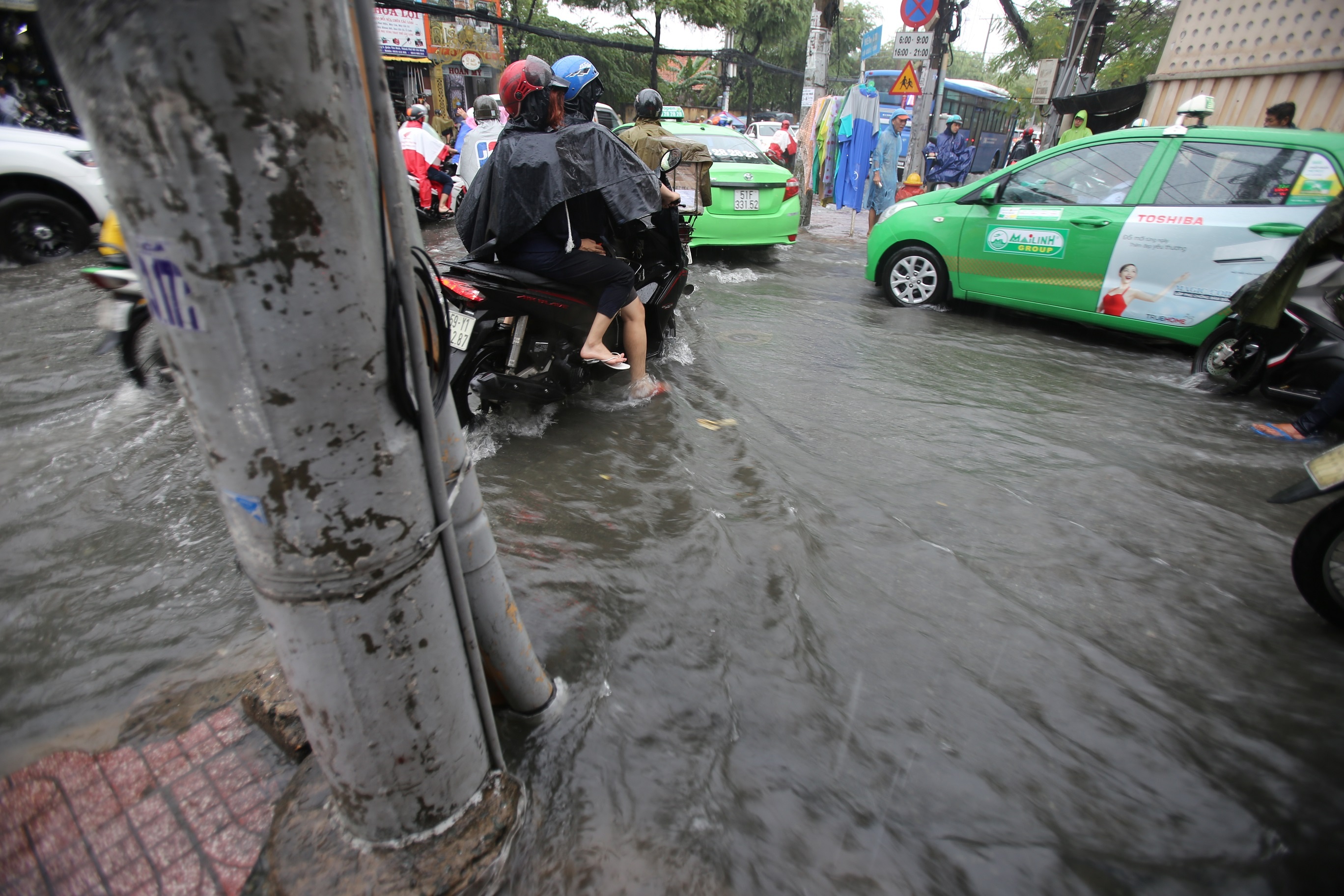 Dong nuoc chay xiet tren duong pho Sai Gon hinh anh