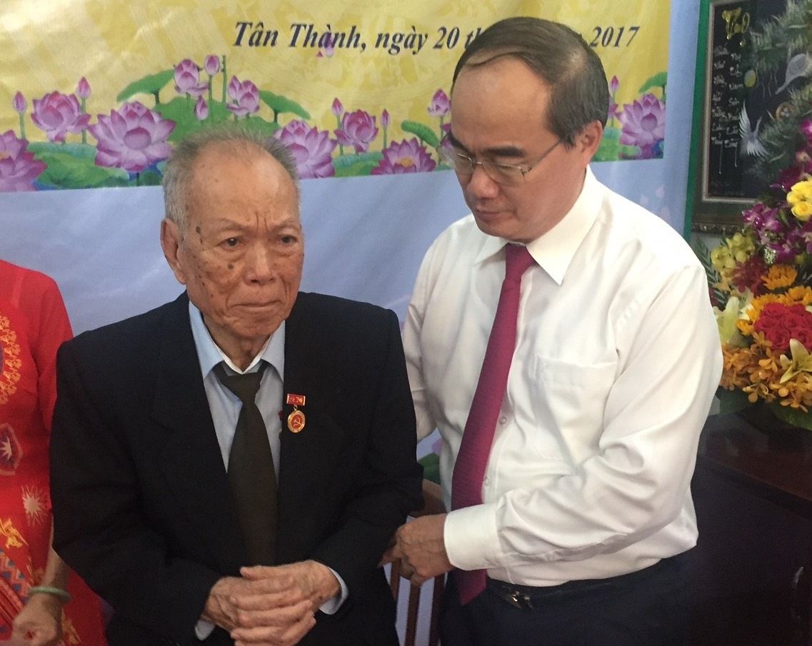 Dang vien xuc dong nhan Huy hieu Dang tu Bi thu Nhan hinh anh