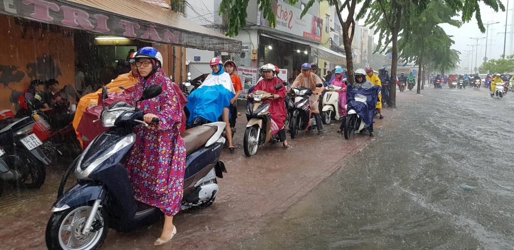 Duong Sai Gon ngap nuoc ket xe sau con mua lon hinh anh