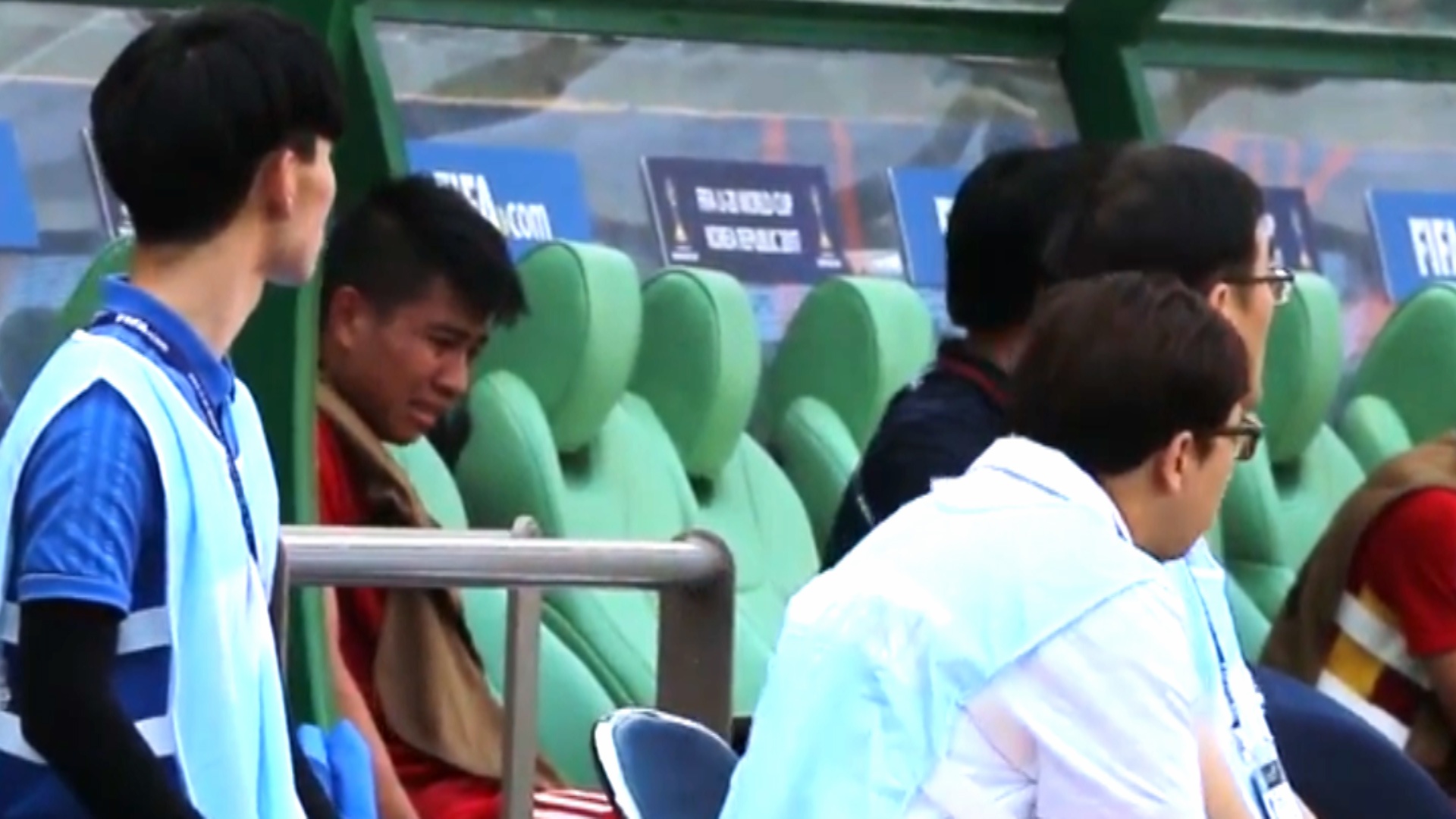 Video Thanh Binh khoc khi roi san do dinh chan thuong hinh anh